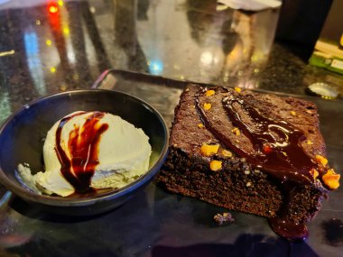 Gece vakti bir restoranda dondurmalı kek servis edilirken çekilmiş.