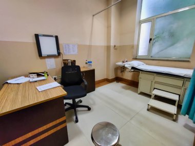 Jaipur, India Circa 2022: Bir doktor kulübesinin akşam saatlerinde bir klinikte çekilmiş fotoğrafı