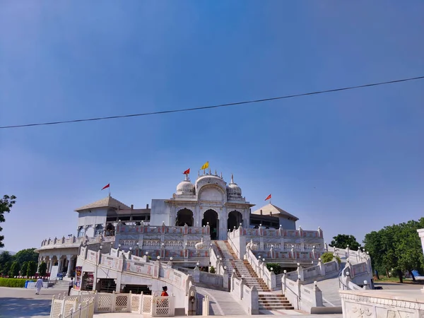 Jaipur, Hindistan Circa 2021: Jain tapınağının mimari, iç mimari ve tasarımının sabah çekimleri