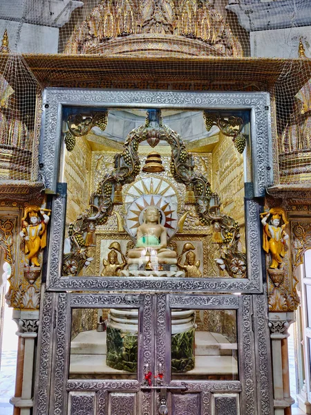 Jaipur, Hindistan Circa 2021: Jain tapınağının mimari, iç mimari ve tasarımının sabah çekimleri