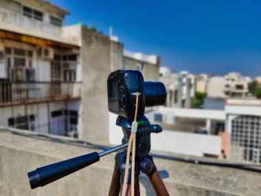 Jaipur, Hindistan Circa 2020: Görüntü bulanık arkaplan üzerine yerleştirilmiş bir kameranın resmi