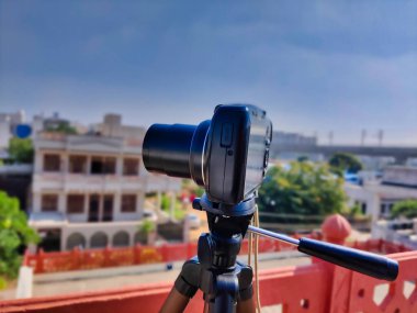 Jaipur, Hindistan Circa 2020: Görüntü bulanık arkaplan üzerine yerleştirilmiş bir kameranın resmi