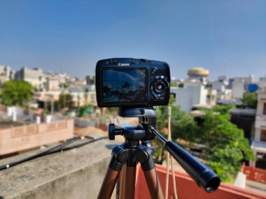 Jaipur, Hindistan Circa 2020: Görüntü bulanık arkaplan üzerine yerleştirilmiş bir kameranın resmi