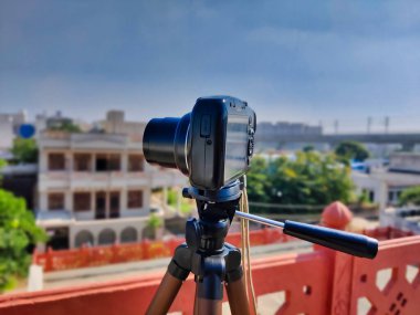 Jaipur, Hindistan Circa 2020: Görüntü bulanık arkaplan üzerine yerleştirilmiş bir kameranın resmi