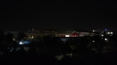 Jaipur, Hindistan 2022: Pembe şehrin arka planda metro istasyonu olan gece manzarasının hızlandırılmış görüntüleri