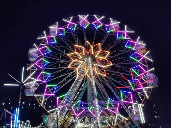 Imagen Una Noria Gigante Parque Atracciones Con Luces Alrededor Noria — Foto de Stock