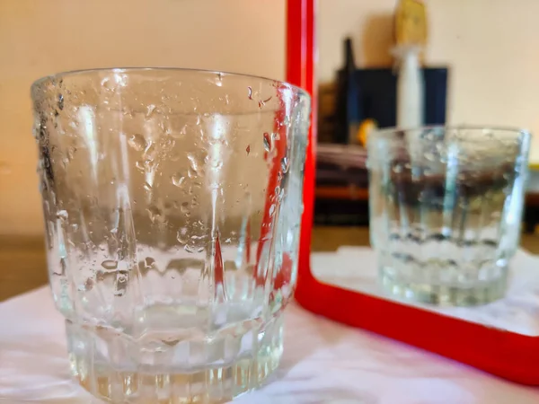 Bild Vattendroppar Ett Glas Vatten Skjuten Närbild Med Spegelbild Somrarna — Stockfoto