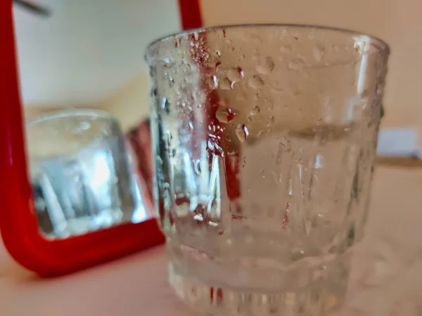 Bild Von Wassertropfen Auf Einem Glas Wasser Aufgenommen Nahaufnahme Mit — Stockfoto