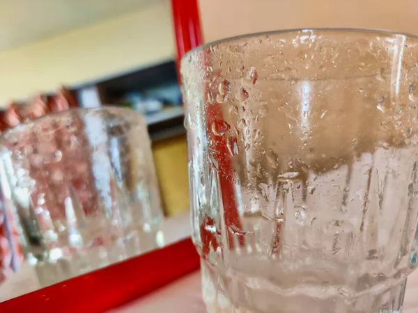 Foto Van Waterdruppels Een Glas Water Geschoten Close Zicht Met — Stockfoto