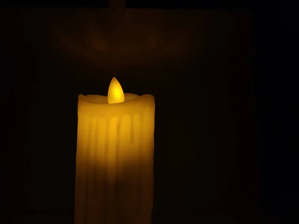 Изображение Жёлтой Свечи Снятой Ночью Чёрном Фоне — стоковое фото
