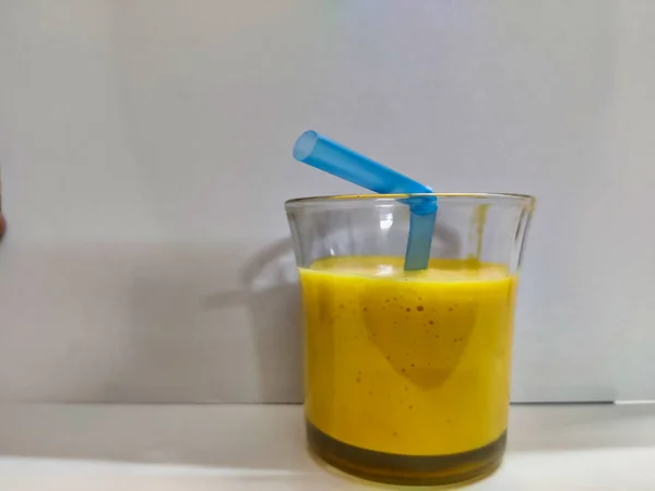 Imagem Copo Água Com Bebida Cor Amarela Uma Palha Azul — Fotografia de Stock