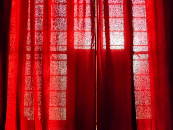 Εικόνα Από Κόκκινες Κουρτίνες Ένα Δωμάτιο Ακτίνες Του Ήλιου Ορατές — Φωτογραφία Αρχείου
