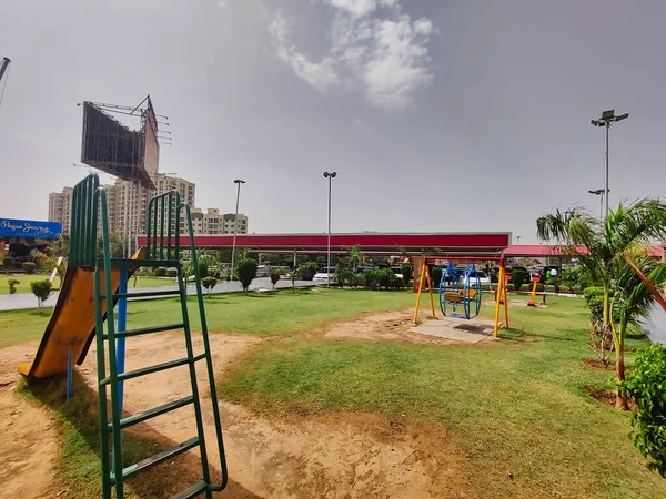 ジャイプール インドCirca 2022 日中に撮影された公園でのスイングの写真 — ストック写真