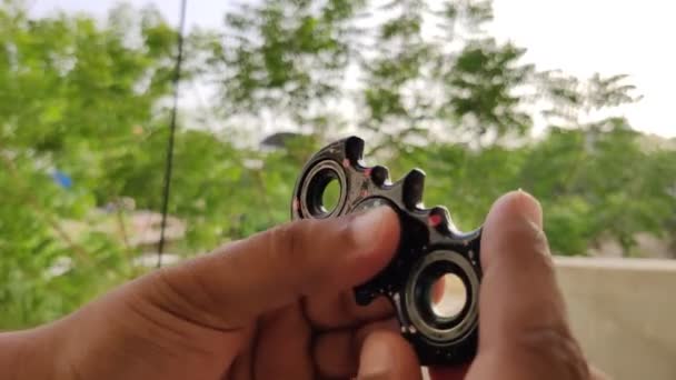 Beelden Van Een Zwarte Fidget Spinner Vorm Van Vleermuis Geschoten — Stockvideo