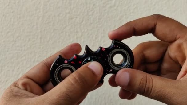 Aufnahme Eines Schwarzen Fidget Spinners Form Einer Fledermaus Aufgenommen Sommer — Stockvideo