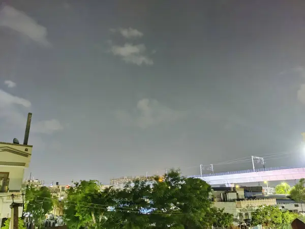Jaipur, Hindistan 2022: Gece çekilen binalar, ağaçlar ve gökyüzü
