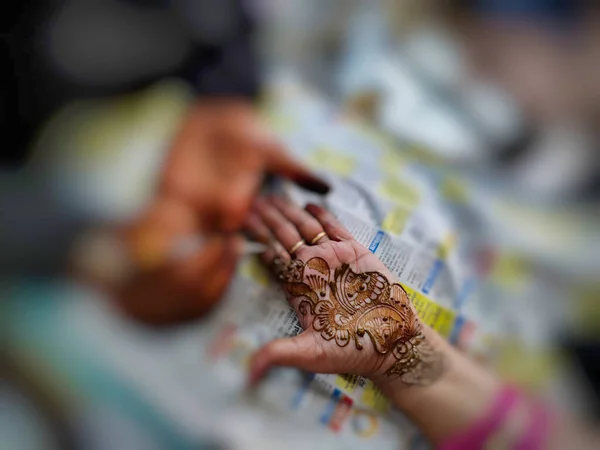 Εικόνα Της Χέννας Mehndi Σχέδιο Που Σχεδιάζεται Στο Χέρι Μιας — Φωτογραφία Αρχείου