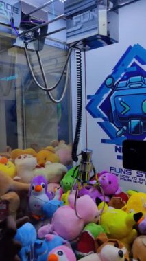 Jaipur, Hindistan Circa 2022: İçinde yumuşak oyuncaklar olan bir pençe makinesinin görüntüsü