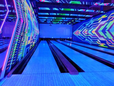 Jaipur, Hindistan Circa 2022: Renkli yan duvarları olan bowling salonu görüntüsü