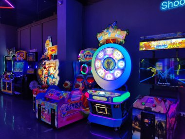 Jaipur, Hindistan Circa 2022: Gece çekilmiş bir lunaparktaki atari oyun makinesinin resmi