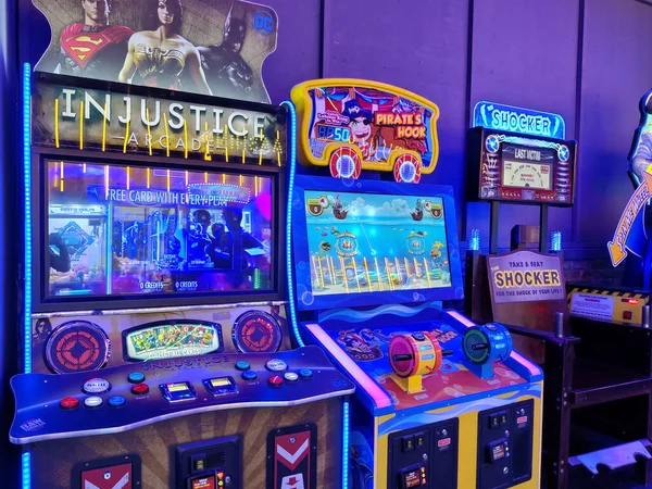 Jaipur, Hindistan Circa 2022: Gece çekilmiş bir lunaparktaki atari oyun makinesinin resmi