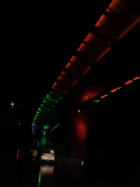 Obrázek Podobných Pruhů Vozidel Přeletu Osvětleného Šafránem Bílou Zelenou — Stock fotografie