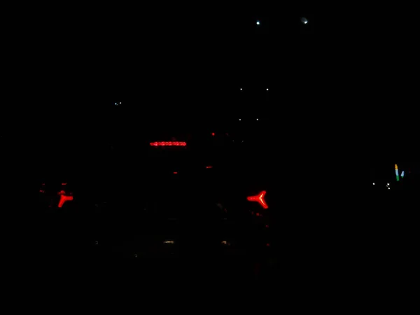 Rote Hintergrundbeleuchtung Eines Fahrzeugs Mit Schwarzem Hintergrund — Stockfoto