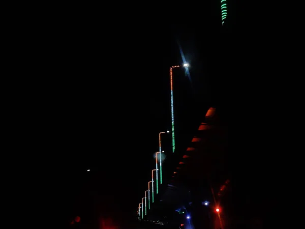 사프란 녹색으로 조명된 거리의 불빛들의 거리의 — 스톡 사진
