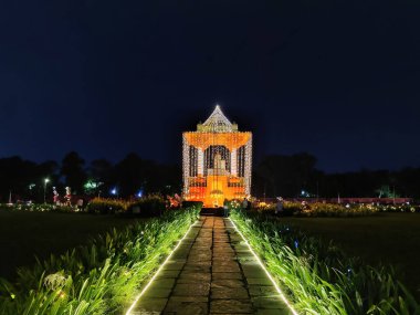 Jaipur, India Circa 2022: Jaipur 'da Bağımsızlık Günü kutlamalarında ışık görüntüsü. Heykel Çemberi Dekorasyonu