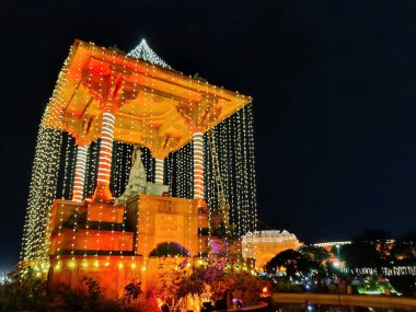 Jaipur, India Circa 2022: Jaipur 'da Bağımsızlık Günü kutlamalarında ışık görüntüsü. Heykel Çemberi Dekorasyonu