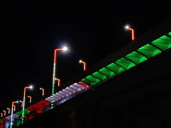 Obrázek Přeletu Osvětleného Šafránem Bílým Zeleným — Stock fotografie