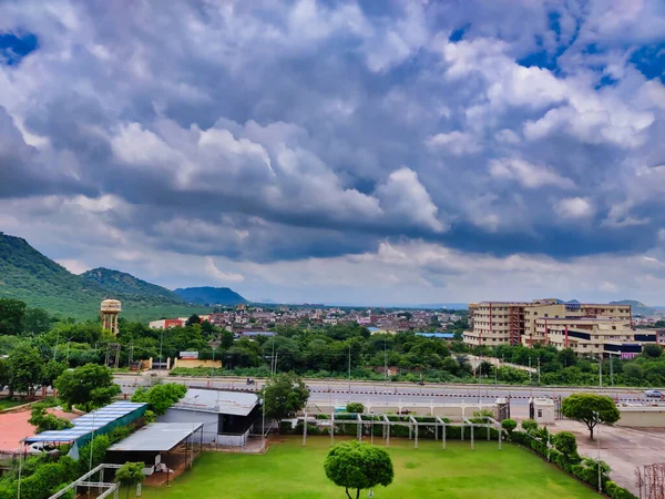 ジャイプール インドCirca 2022 背景に空と丘の雲のある建物の画像 チャンドラ マハル ガーデン アラバリヒルズ — ストック写真