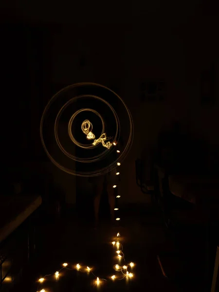 Gece karanlığında çekilen ışık resmi. Uzun pozlu fotoğrafçılık
