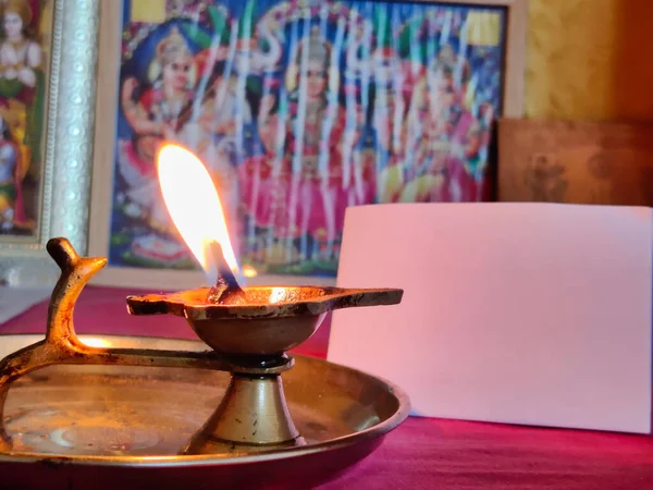 Foto Van Diya Lamp Diwali Viering Een Blanco Bordje Achtergrond — Stockfoto