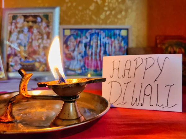 Diya灯的图片 Diwali庆祝活动 一张写着快乐迪瓦里的布告贴在背景上 背景中的神和女神的雕塑 — 图库照片
