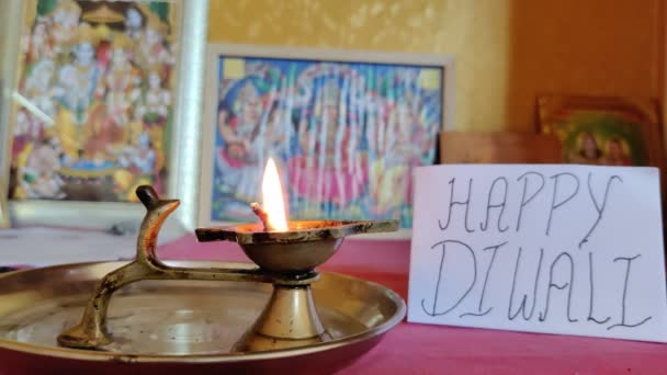 Πλάνα Του Λαμπτήρα Diya Γιορτή Ντιβάλι Μια Πινακίδα Happy Diwali — Αρχείο Βίντεο