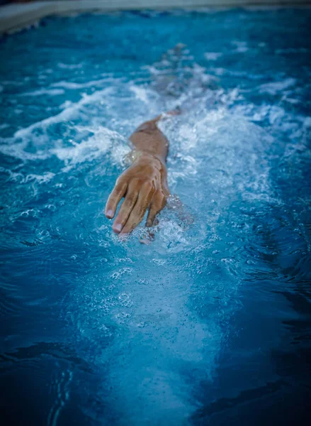 detalles del nadador entrenando en la piscina