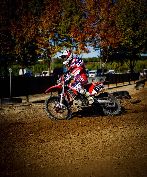 Pilot Motocross Compitiendo Pista — Stock fotografie