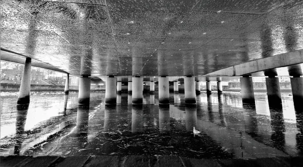 Concrete Pillars Bridge Reflecting Water Abstract Impression Black White — Fotografia de Stock