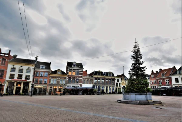 Abandoned square in historical center during Christmas in Covid pandemic — Stockfoto