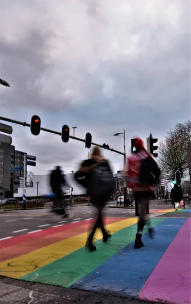 Cruce Peatonal Arco Iris Con Semáforos Gente Cruzando Calle Amersfoort — Foto de Stock