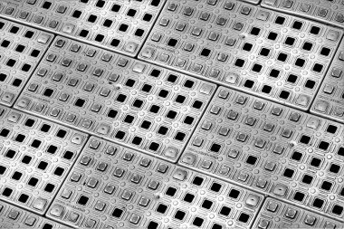 Caddedeki çelik bir ızgaradaki büyük ve küçük karelerle soyut etkileşim