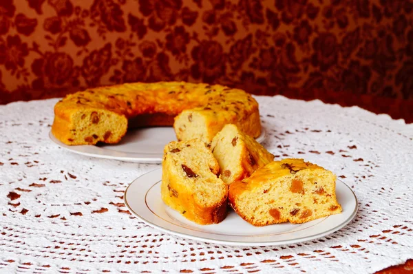 Torta marrón en forma de anillo en rodajas parciales . — Foto de Stock