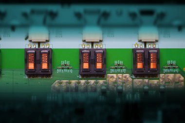 Elektrik transformatörleri PCB üzerinde Bağlantısızlar.