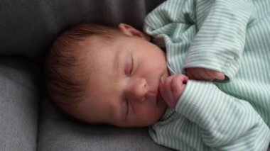 Bebek Uykusu Yeni Doğan Uyu, Küçük Kız Sandalyede Uyuyor Yüzü ve Elleri Yakın Çekimde