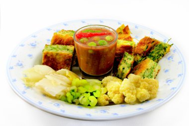 karides hamur kızarmış Hint uskumru, acı biber sosu (nam prik ka PI) servis Tayland gıda