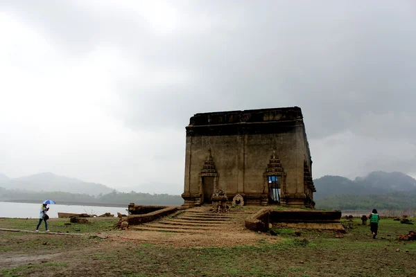 El Templo Ahogado en Kanjanaburi, Tailandia — Foto de Stock