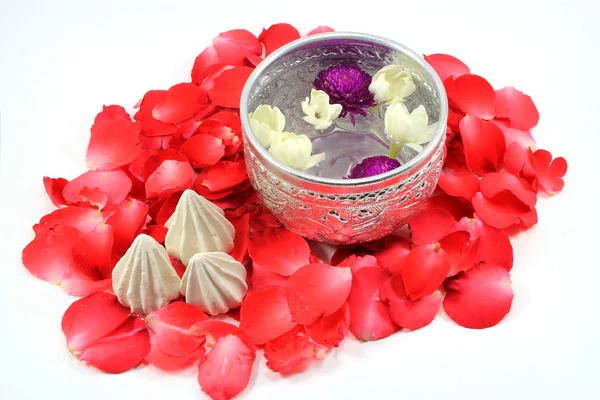 Air dengan jusmine dan mawar corolla dalam mangkuk dan kapur siap lembut untuk festival Songkran, Thailand — Stok Foto