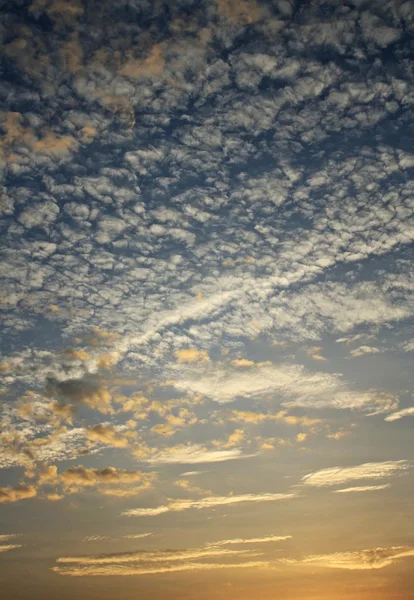 Небо и облако напоминают крошечные волны. — стоковое фото