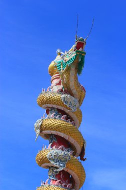 ejderha ayağı heykeller üzerinde parlak mavi gökyüzü